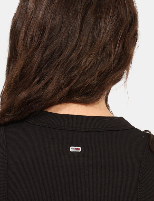 Top Tommy Hilfiger Nero - Top modello canotta su base nera con stampa brand in azzurro. La vestibilità è morbida e regolare.