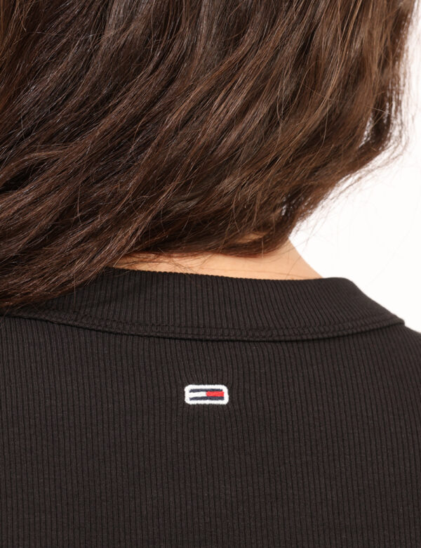 Vestito Tommy Hilfiger Nero - Abito smanicato, a costina ed in total nero con stampa azzurra. La vestibilità è morbida e reg