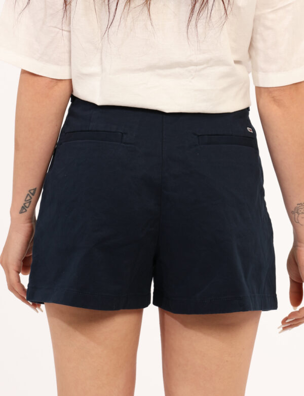 Shorts Tommy Hilfiger Blu - Shorts in total blu navy con tasche a taglio trasversale sul fronte e tasche a taglio sul retro.