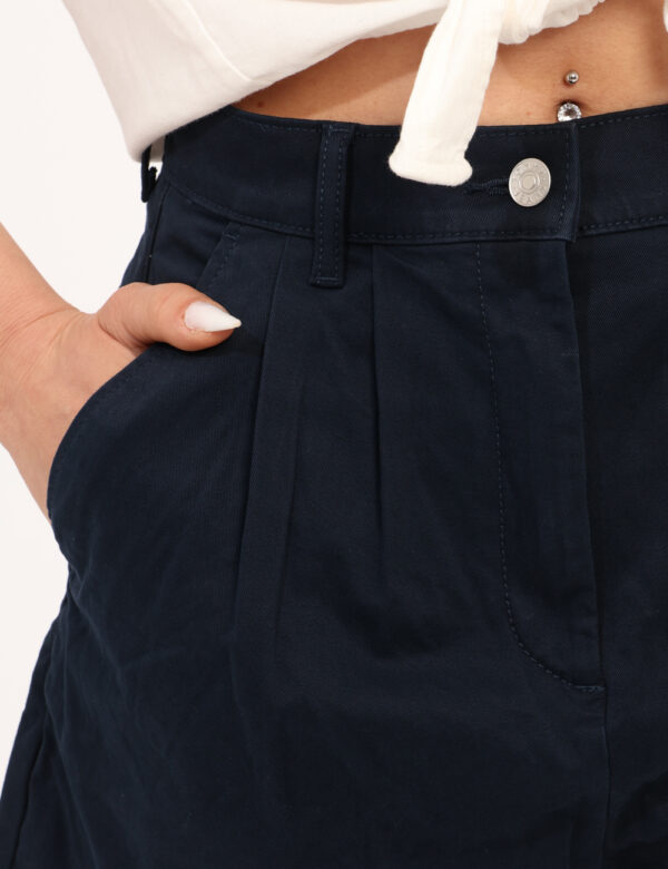 Shorts Tommy Hilfiger Blu - Shorts in total blu navy con tasche a taglio trasversale sul fronte e tasche a taglio sul retro.