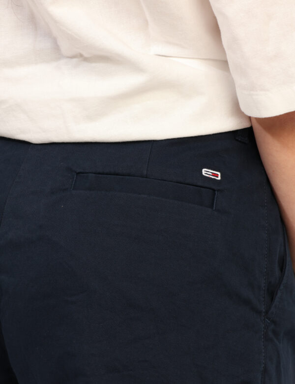 Shorts Tommy Hilfiger Blu - Shorts in total blu navy con tasche a taglio trasversale sul fronte e tasche a taglio sul retro.