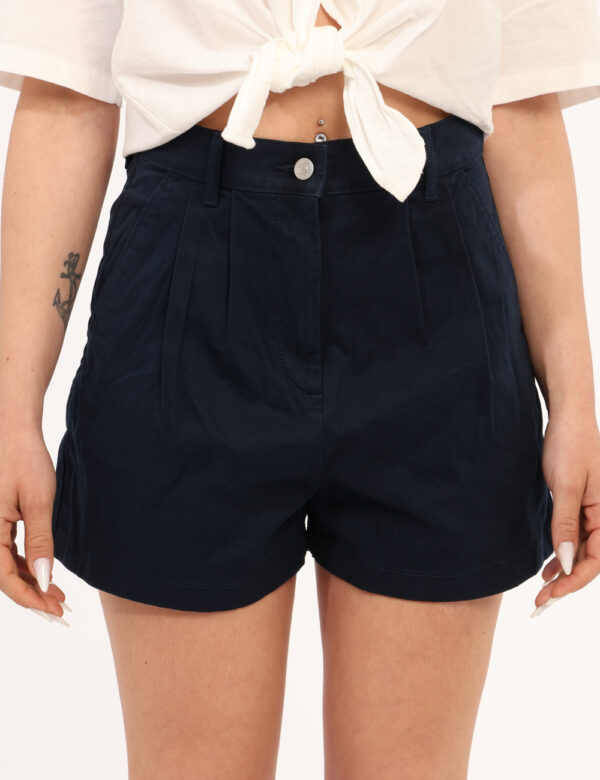 Shorts Tommy Hilfiger Blu - Shorts in total blu navy con tasche a taglio trasversale sul fronte e tasche a taglio sul retro.