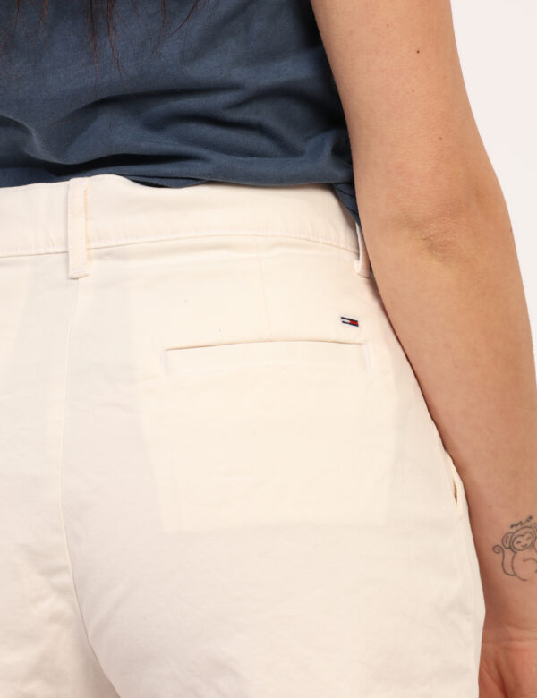 Shorts Tommy Hilfiger Panna - Shorts in total bianco panna con tasche a taglio trasversale sul fronte e tasche a taglio sul