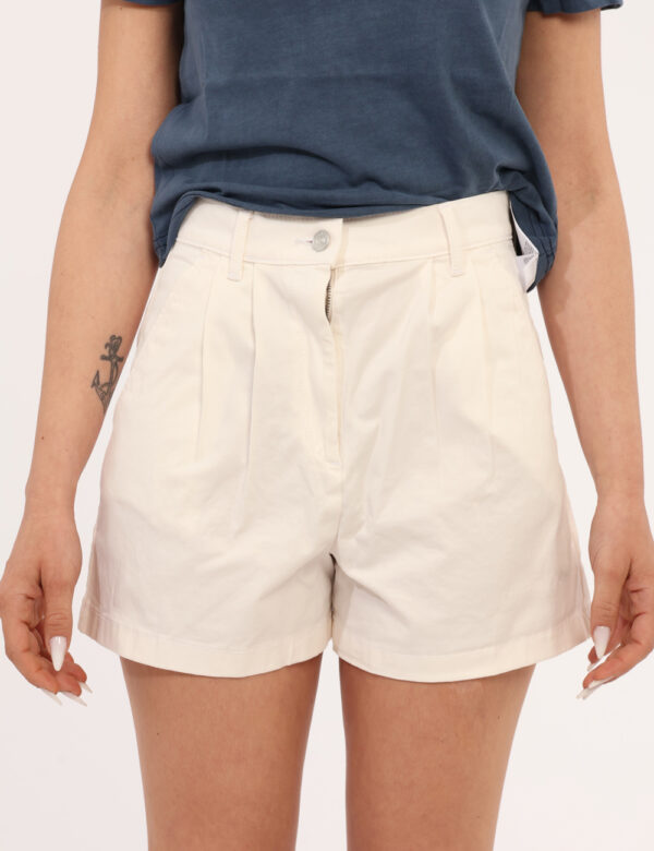 Shorts Tommy Hilfiger Panna - Shorts in total bianco panna con tasche a taglio trasversale sul fronte e tasche a taglio sul