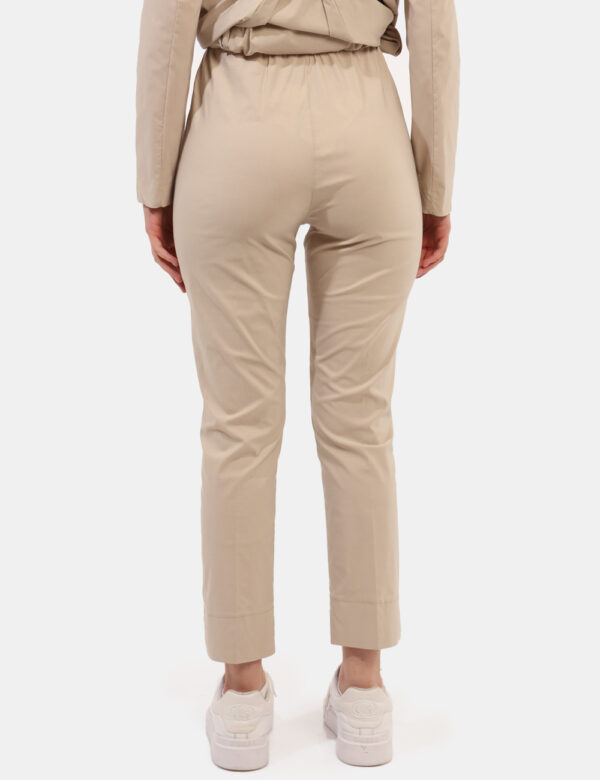 Pantaloni Rue De Clerie Beige - Pantaloni eleganti e leggeri in total beige. La vestibilità è morbida e regolabile grazie ad