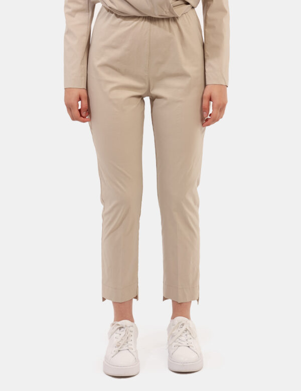 Pantaloni Rue De Clerie Beige - Pantaloni eleganti e leggeri in total beige. La vestibilità è morbida e regolabile grazie ad