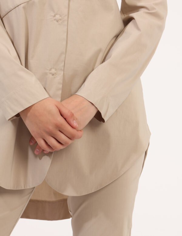 Giacca Rue De Clerie Beige - Giacchina leggera in total beige. La vestibilità è morbida e pratica grazie a bottoni automatic