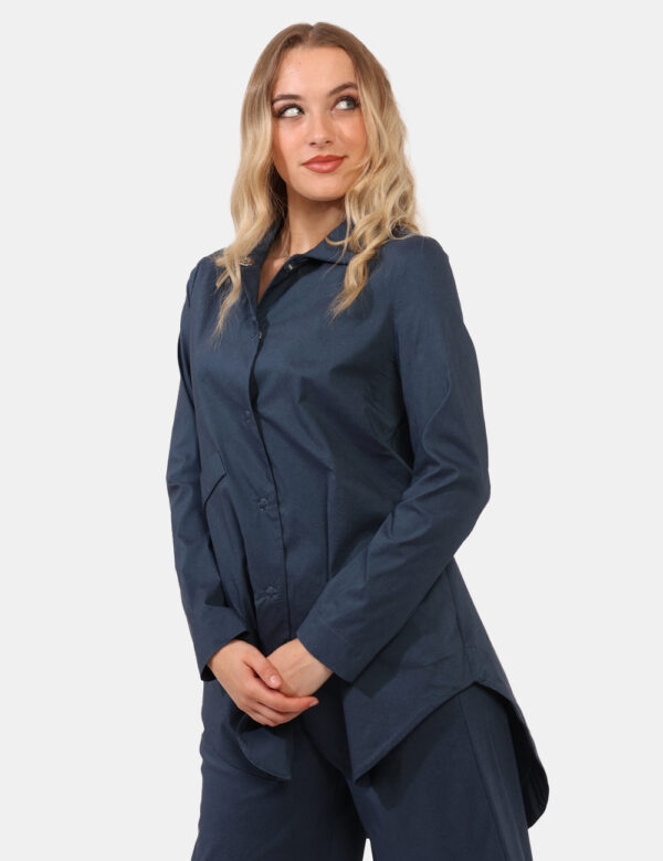 Giacca Rue De Clerie Jeans - Giacchina leggera in total blu denim. La vestibilità è morbida e pratica grazie a bottoni autom