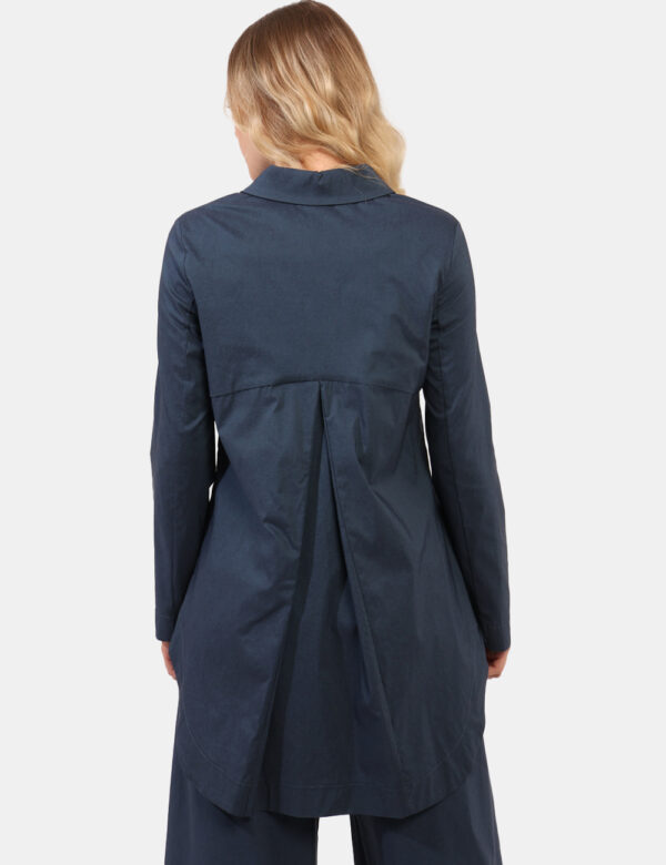 Giacca Rue De Clerie Jeans - Giacchina leggera in total blu denim. La vestibilità è morbida e pratica grazie a bottoni autom