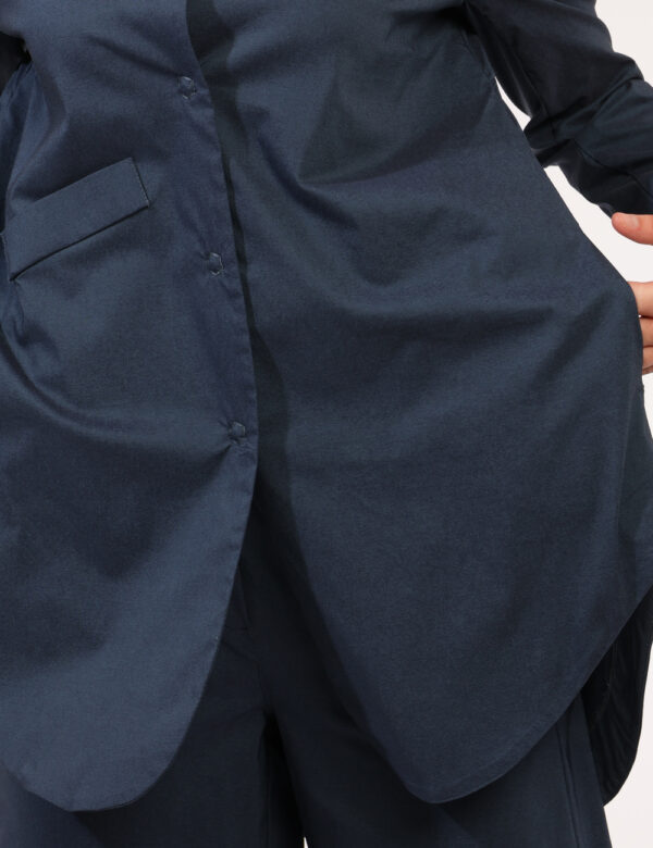 Giacca Rue De Clerie Jeans - Giacchina leggera in total blu denim. La vestibilità è morbida e pratica grazie a bottoni autom