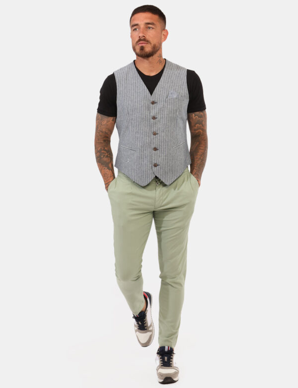 Pantaloni Prj22. Verde - Pantaloni in total verde chiaro con tasche a taglio trasversale sul fronte e tasche a fessura con b