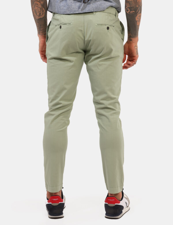 Pantaloni Prj22. Verde - Pantaloni in total verde chiaro con tasche a taglio trasversale sul fronte e tasche a fessura con b