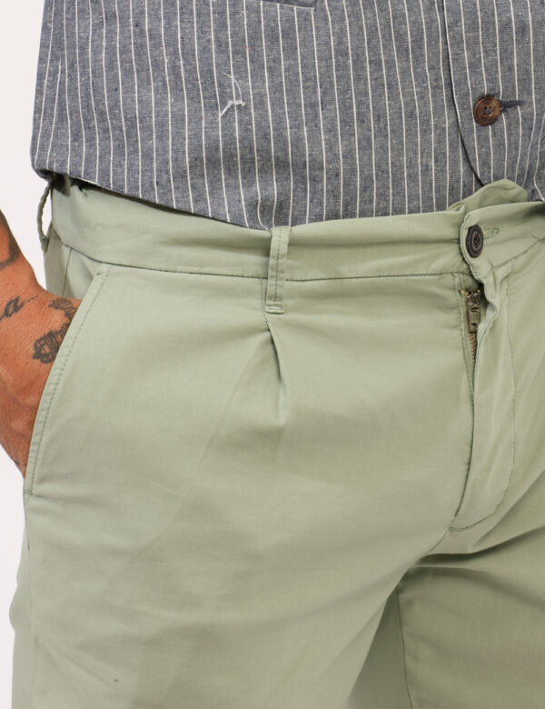 Pantaloni Prj22. Verde - Pantaloni in total verde chiaro con tasche a taglio trasversale sul fronte e tasche a fessura con b