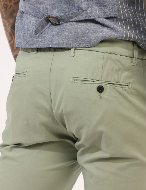 Pantaloni Prj22. Verde - Pantaloni in total verde chiaro con tasche a taglio trasversale sul fronte e tasche a fessura con b