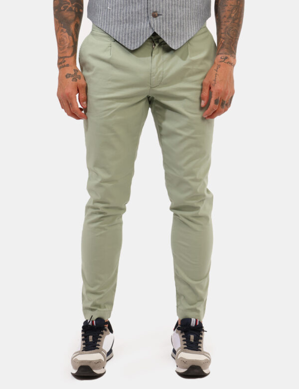 Pantaloni Prj22. Verde - Pantaloni in total verde chiaro con tasche a taglio trasversale sul fronte e tasche a fessura con b
