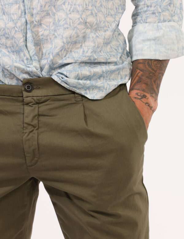 Pantaloni Prj22. Verde - Pantaloni in total verde militare con tasche a taglio trasversale sul fronte e tasche a fessura con