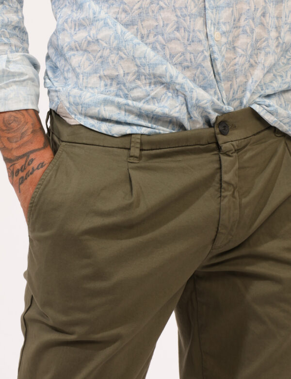 Pantaloni Prj22. Verde - Pantaloni in total verde militare con tasche a taglio trasversale sul fronte e tasche a fessura con