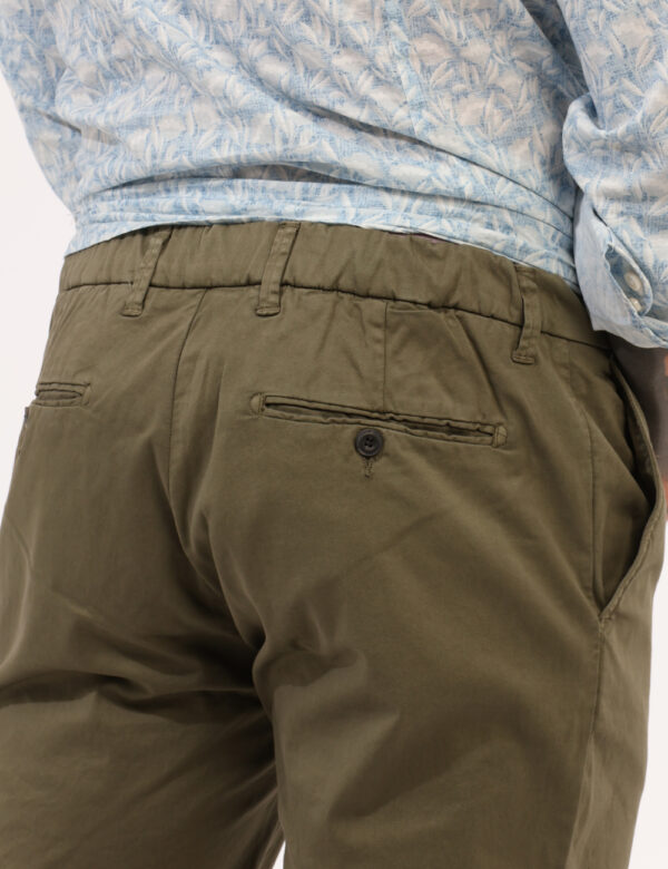 Pantaloni Prj22. Verde - Pantaloni in total verde militare con tasche a taglio trasversale sul fronte e tasche a fessura con