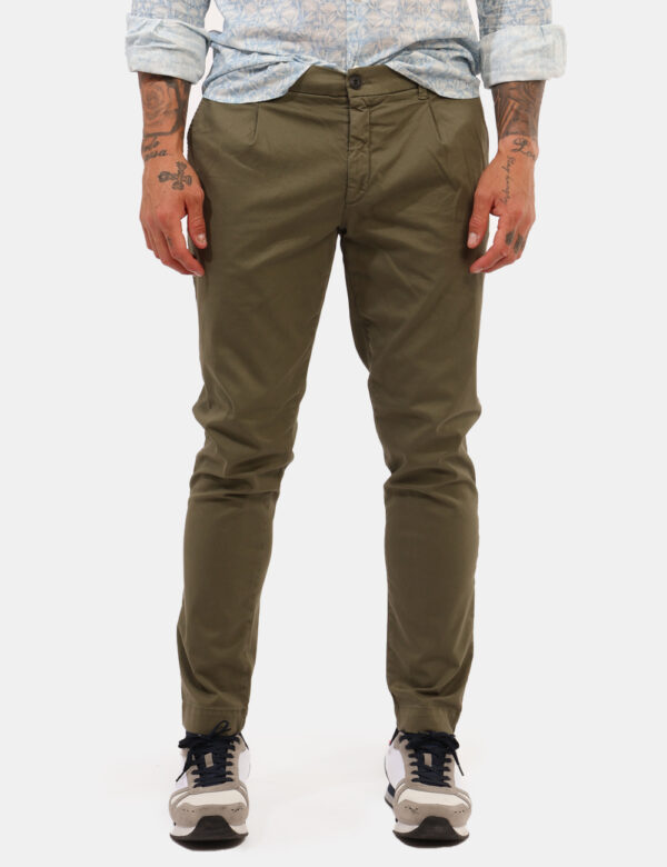 Pantaloni Prj22. Verde - Pantaloni in total verde militare con tasche a taglio trasversale sul fronte e tasche a fessura con