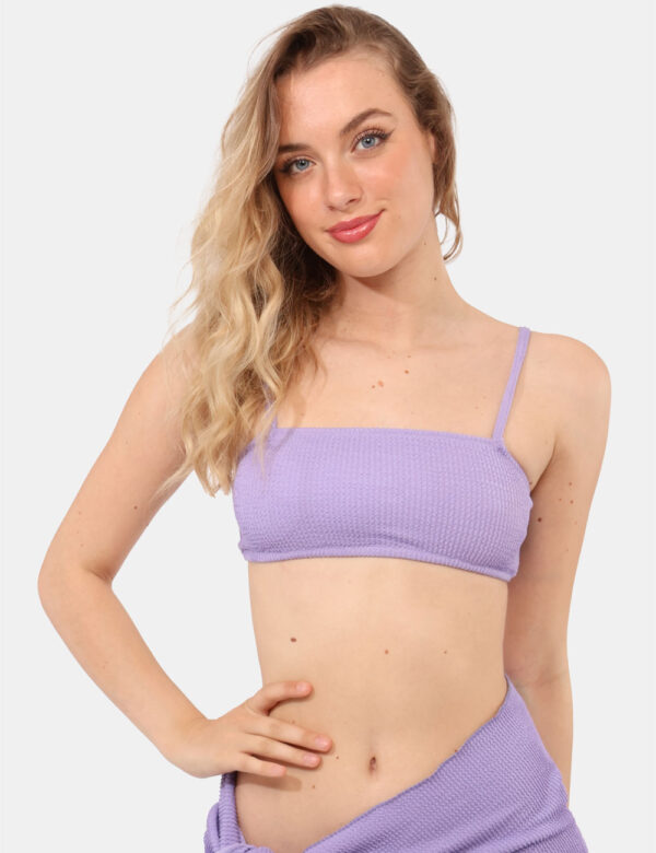 Costume top F**K Lilla - Costume modello top a fascia, in total lilla con tessuto arricciato e spalline strette regolabili.