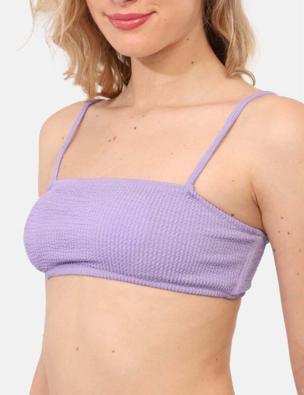 Costume top F**K Lilla - Costume modello top a fascia, in total lilla con tessuto arricciato e spalline strette regolabili.