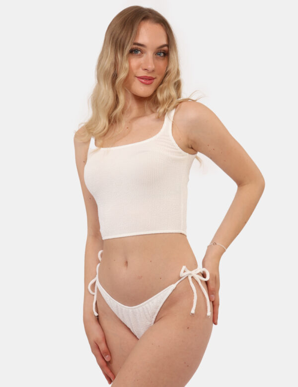 Costume slip F**K Bianco - Costume modello brasiliana in total bianco su tessuto raggrinzito con piccolo patch logo brand. L