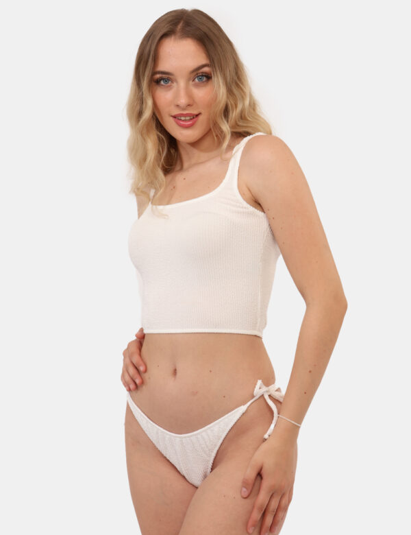 Top F**K Bianco - Top corto con spalline in total bianco con tessuto arricciato. La vestibilità è morbida e regolare. Il top