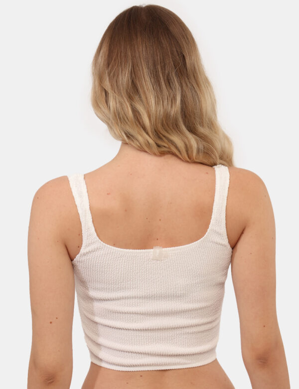 Top F**K Bianco - Top corto con spalline in total bianco con tessuto arricciato. La vestibilità è morbida e regolare. Il top