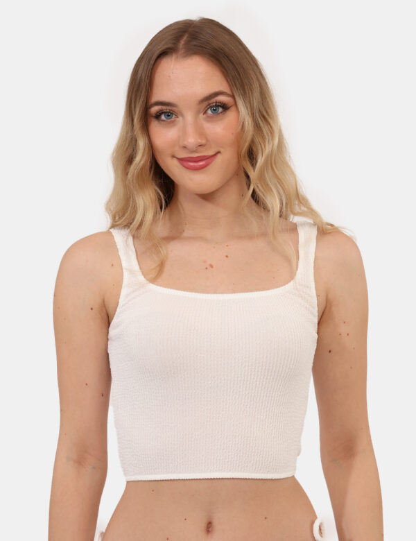 Top F**K Bianco - Top corto con spalline in total bianco con tessuto arricciato. La vestibilità è morbida e regolare. Il top