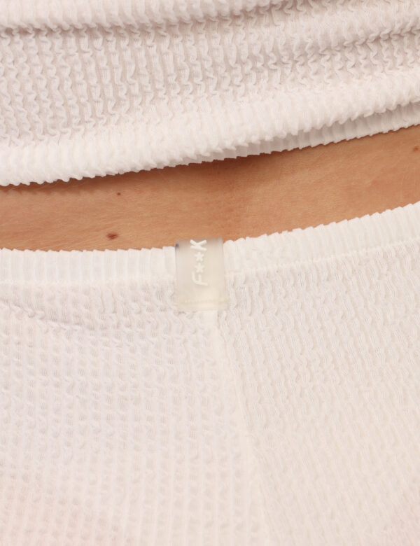 Costume culotte F**K Bianco - Costume modello shorts a culotte, in total bianco tessuto arricciato ed elastico in girovita.