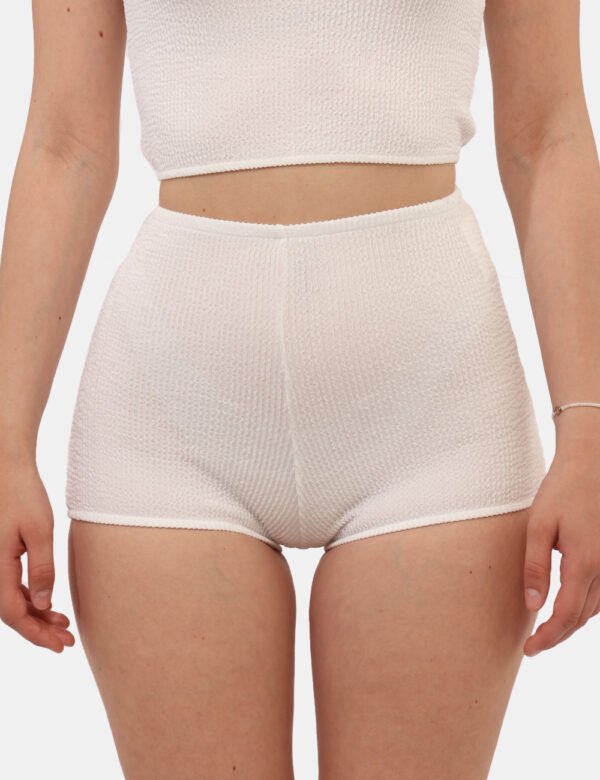 Costume culotte F**K Bianco - Costume modello shorts a culotte, in total bianco tessuto arricciato ed elastico in girovita.