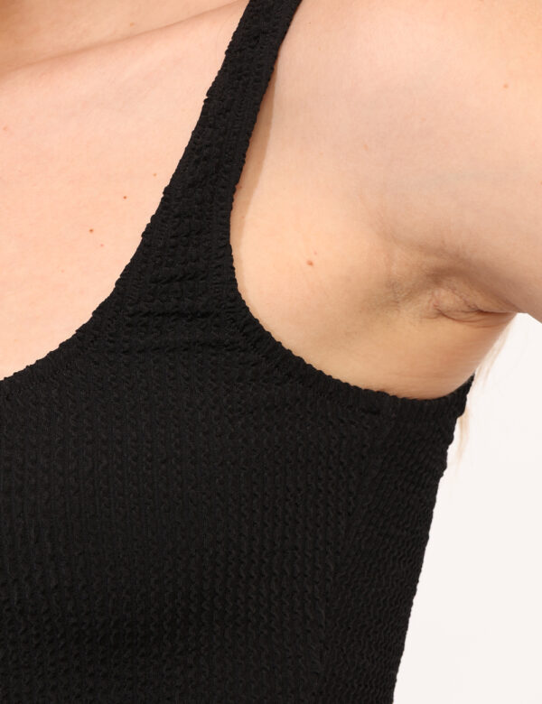 Vestito mare F**K Nero - Vestito da mare corto, in total nero, con spalline strette e tessuto arricciato. La vestibilità è m