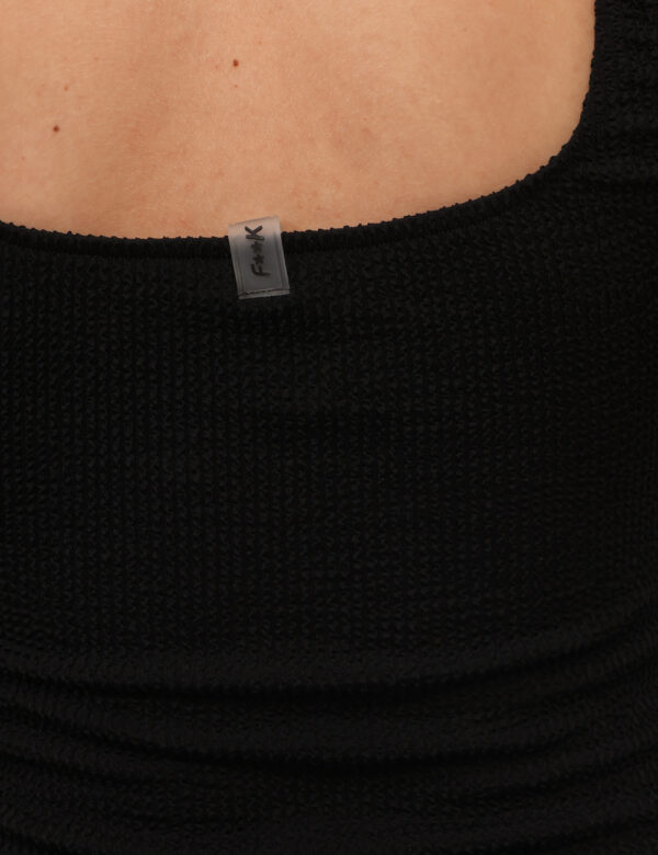 Vestito mare F**K Nero - Vestito da mare corto, in total nero, con spalline strette e tessuto arricciato. La vestibilità è m