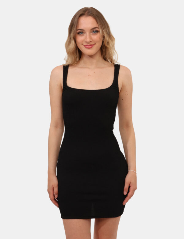 Vestito mare F**K Nero - Vestito da mare corto, in total nero, con spalline strette e tessuto arricciato. La vestibilità è m