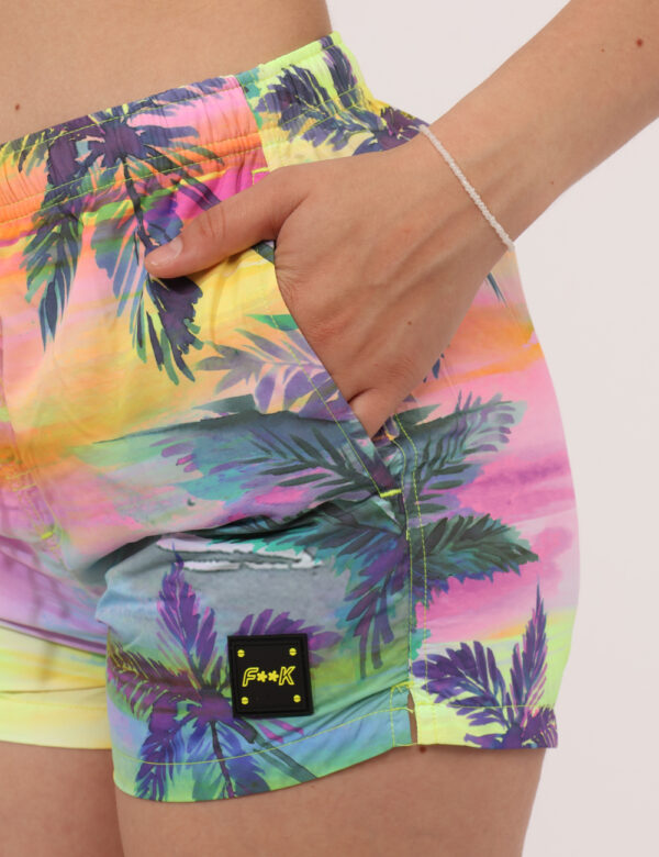 Shorts F**K Fantasia - Pantaloni da mare modello shorts, su fantasia tendente al rosa e giallo, con tasche a taglio trasvers