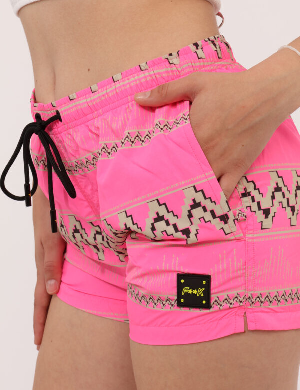 Shorts F**K Rosa - Pantaloni da mare modello shorts, su fantasia tendente al rosa e con tasche a taglio trasversale. La vest
