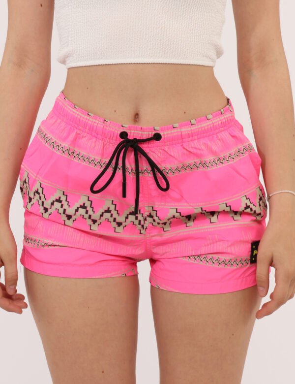 Shorts F**K Rosa - Pantaloni da mare modello shorts, su fantasia tendente al rosa e con tasche a taglio trasversale. La vest