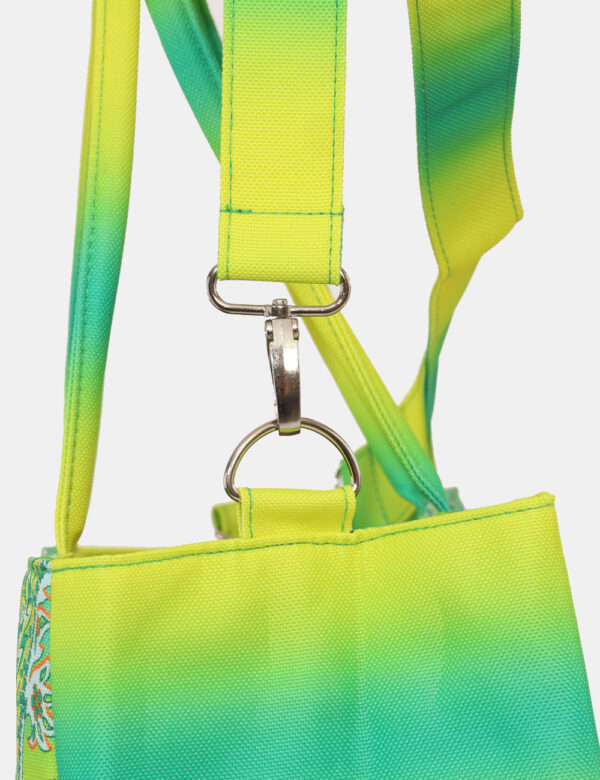 Borsa mare F**K Giallo - Borsa mare di grandi dimensioni, su fantasia colorata gialla e verde, con chiusura a coulisse. L'in