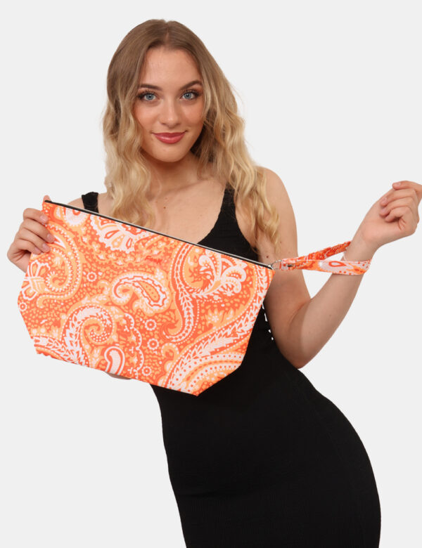 Pochette mare F**K Arancione - Pochette mare di medie dimensioni in fantasia tendente all'arancione. Chiusura affidata a zip