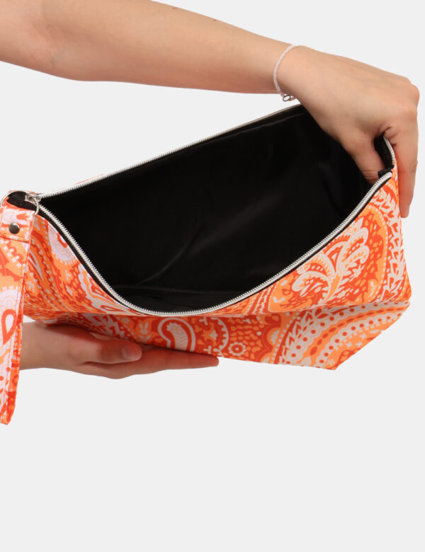 Pochette mare F**K Arancione - Pochette mare di medie dimensioni in fantasia tendente all'arancione. Chiusura affidata a zip
