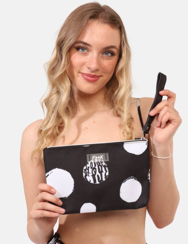 Pochette mare F**K Nero - Pochette mare su base nera con stampa pois bianchi. Chiusura affidata a zip e manico morbido per u