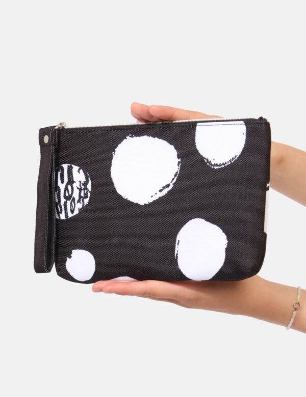 Pochette mare F**K Nero - Pochette mare su base nera con stampa pois bianchi. Chiusura affidata a zip e manico morbido per u