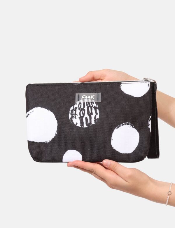 Pochette mare F**K Nero - Pochette mare su base nera con stampa pois bianchi. Chiusura affidata a zip e manico morbido per u