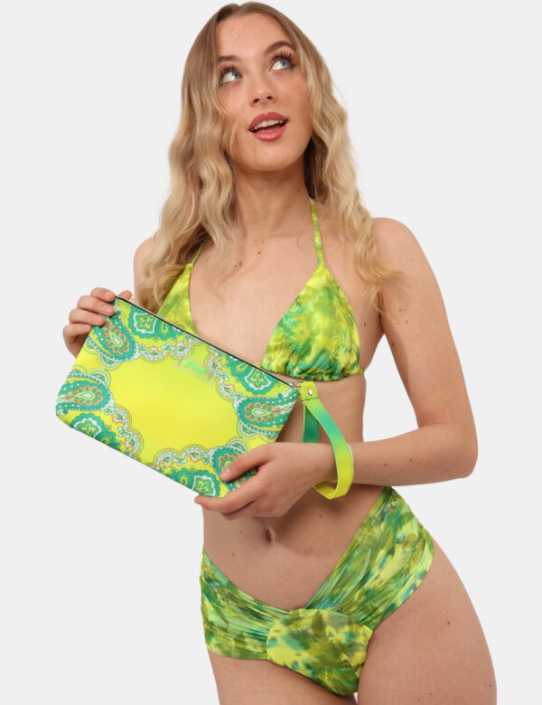 Pochette mare F**K Giallo - Pochette mare in fantasia verde e giallo. Chiusura affidata a zip e manico morbido per un utiliz