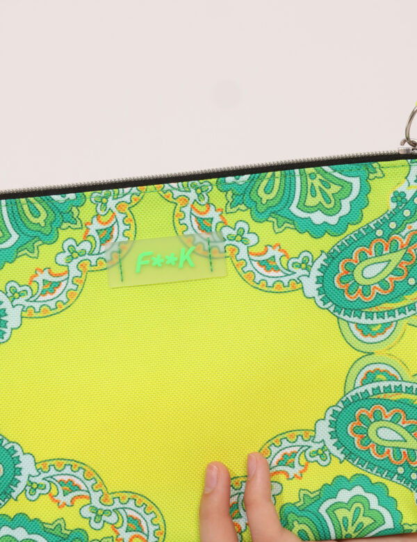 Pochette mare F**K Giallo - Pochette mare in fantasia verde e giallo. Chiusura affidata a zip e manico morbido per un utiliz