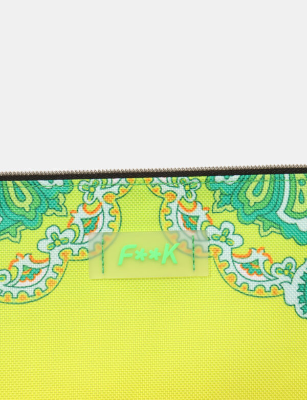 Pochette mare F**K Giallo - Pochette mare in fantasia verde e giallo. Chiusura affidata a zip e manico morbido per un utiliz