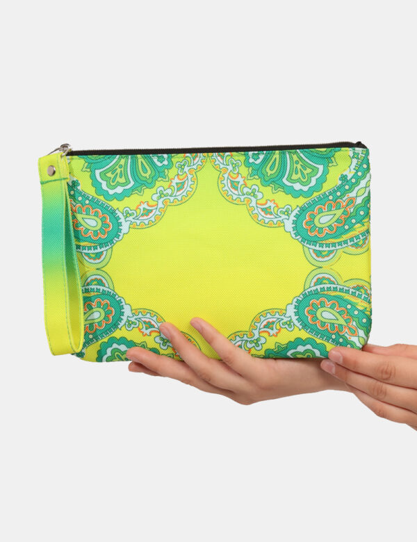 Pochette mare F**K Giallo - Pochette mare in fantasia verde e giallo. Chiusura affidata a zip e manico morbido per un utiliz