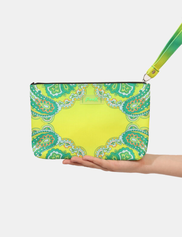 Pochette mare F**K Giallo - Pochette mare in fantasia verde e giallo. Chiusura affidata a zip e manico morbido per un utiliz
