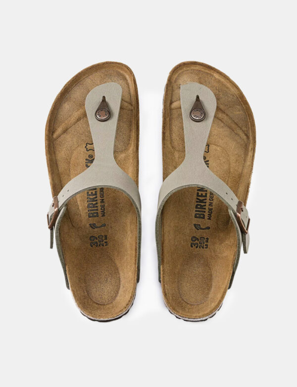 Sandali Birkenstock Grigio - La tomaia è color stone, girigio/marrone.Cod. art. GIZEH BIRKO FLOR NUBUCK OZVi ricordiamo che