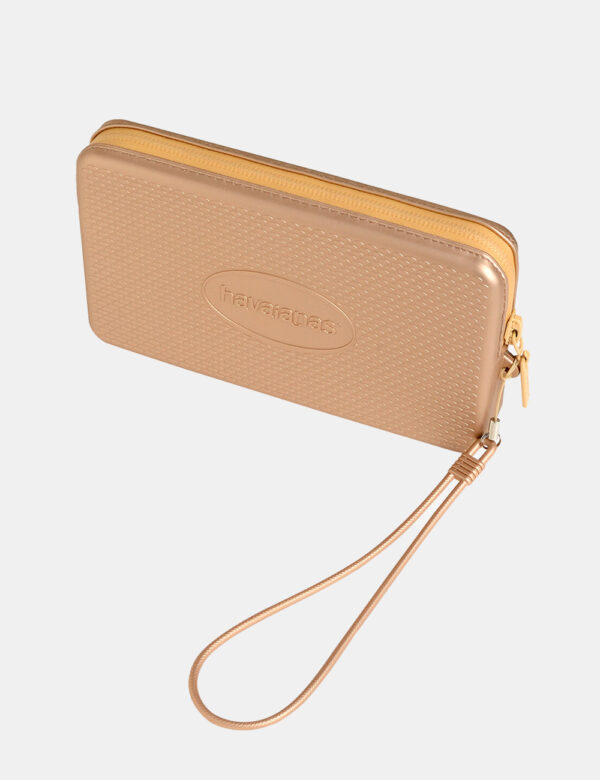 Pochette Havaianas Oro - Cod. art. HAV MINI BAG PLUS CMET OZVi ricordiamo che tutti i nostri articoli sono originali.